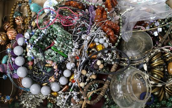 A mixed group of assorted costume jewellery.